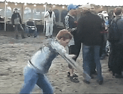 Парень прикольно танцует