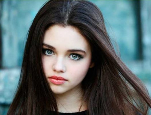 Брюнетка с распущенными волосами