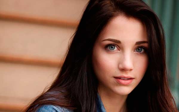 Милая брюнетка