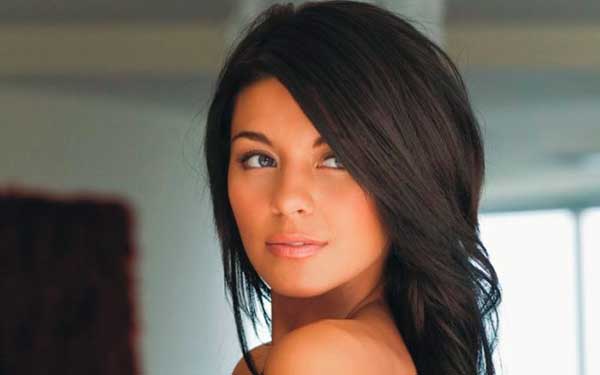 Симпатичная брюнетка