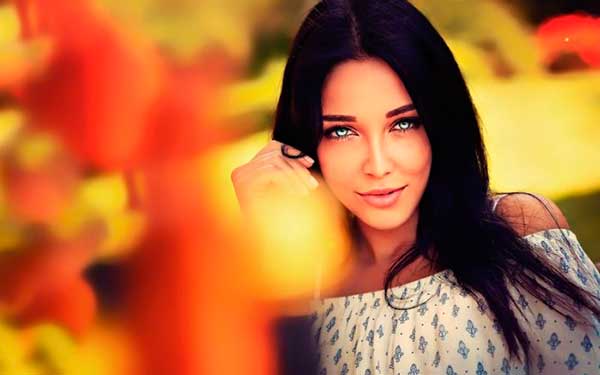 Брюнетка с шикарным взглядом