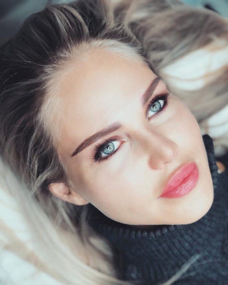 Прямые брови