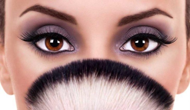 Загнутые брови