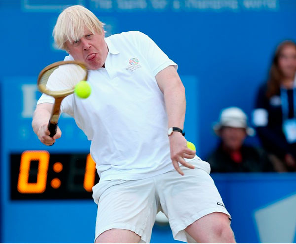 Борис Джонсон играет в тенис