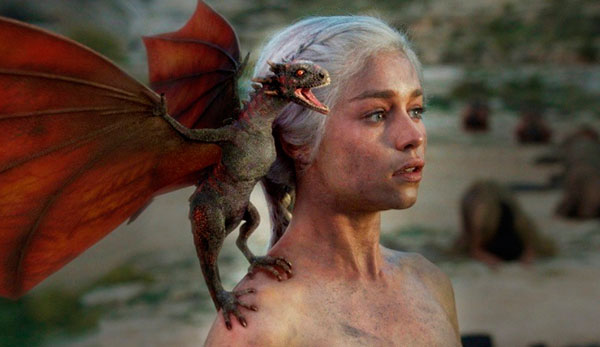 Дракон на плече Дайнерис Таргариан