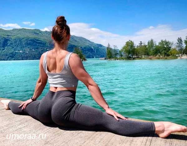 женский шпагат у озера
